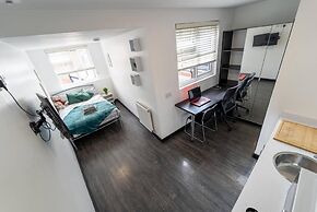 Cosy top Floor Studio Available Near the City!