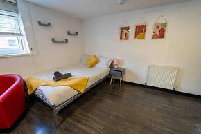 Modern Studio Available Close to the City