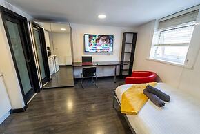 Modern Studio Available Close to the City