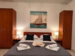 A2 Beachfront apt With big Terrace and sea View