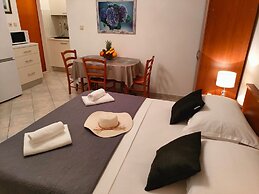 A2 Beachfront apt With big Terrace and sea View