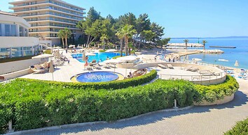 A2 Beachfront apt With big Terrace and sea View