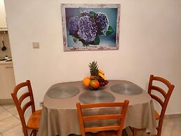 A2 Beachfront apt With big Terrace and sea View