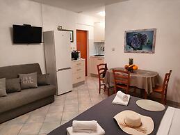 A2 Beachfront apt With big Terrace and sea View