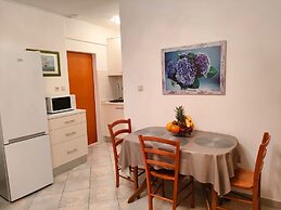 A2 Beachfront apt With big Terrace and sea View