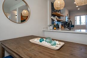 Upscale Oceanfront Penthouse Vistas