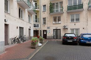 Warsaw Apartment Mokotowska by Renters