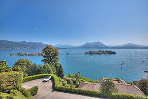 Pandora Lake View Stresa
