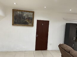 Remarkable 5-bed House in Springs & Nigel