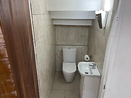 Remarkable 5-bed House in Springs & Nigel