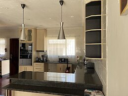 Remarkable 5-bed House in Springs & Nigel