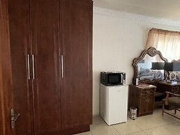 Remarkable 5-bed House in Springs & Nigel