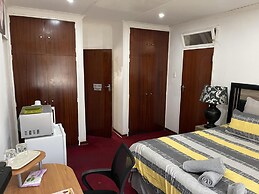 Remarkable 5-bed House in Springs & Nigel