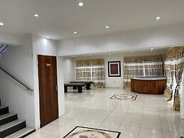 Remarkable 5-bed House in Springs & Nigel