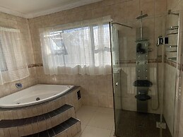 Remarkable 5-bed House in Springs & Nigel