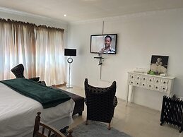 Remarkable 5-bed House in Springs & Nigel