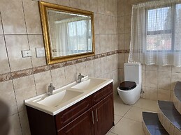 Remarkable 5-bed House in Springs & Nigel