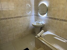 Remarkable 5-bed House in Springs & Nigel