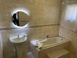 Remarkable 5-bed House in Springs & Nigel