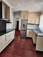 Remarkable 5-bed House in Springs & Nigel