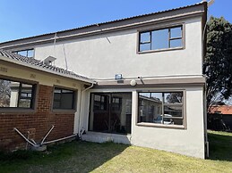 Remarkable 5-bed House in Springs & Nigel