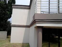 Remarkable 5-bed House in Springs & Nigel