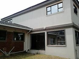 Remarkable 5-bed House in Springs & Nigel