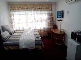 Remarkable 5-bed House in Springs & Nigel