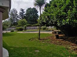 Remarkable 5-bed House in Springs & Nigel