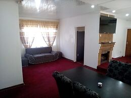 Remarkable 5-bed House in Springs & Nigel