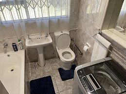 Remarkable 5-bed House in Springs & Nigel