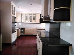 Remarkable 5-bed House in Springs & Nigel