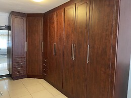 Remarkable 5-bed House in Springs & Nigel