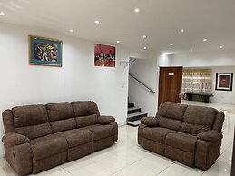 Remarkable 5-bed House in Springs & Nigel