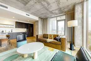 Luxe High Rise off of Rainey St.