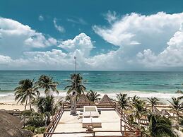 NIKEN BEACHFRONT HOTEL