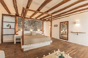 NIKEN BEACHFRONT HOTEL