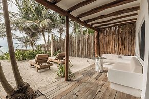 NIKEN BEACHFRONT HOTEL