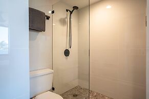 Elegant Penthouse Oceanfront Vistas