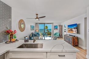 Elegant Penthouse Oceanfront Vistas