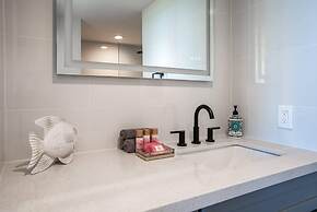 Elegant Penthouse Oceanfront Vistas