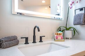 Elegant Penthouse Oceanfront Vistas