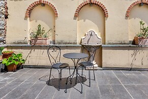 Lake View Terrace Apartment