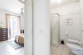 Lake View Terrace Apartment