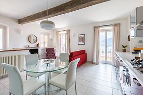 Lake View Terrace Apartment