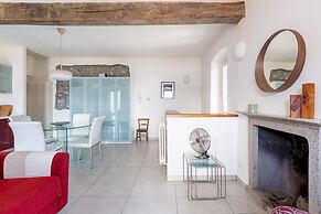 Lake View Terrace Apartment