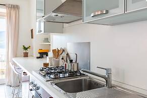 Lake View Terrace Apartment