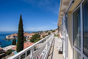 Zenith Apartment by DuHomes