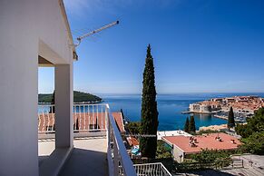 Zenith Apartment by DuHomes