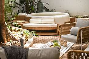 Charming 2BR Apt w a Breathtaking Patio